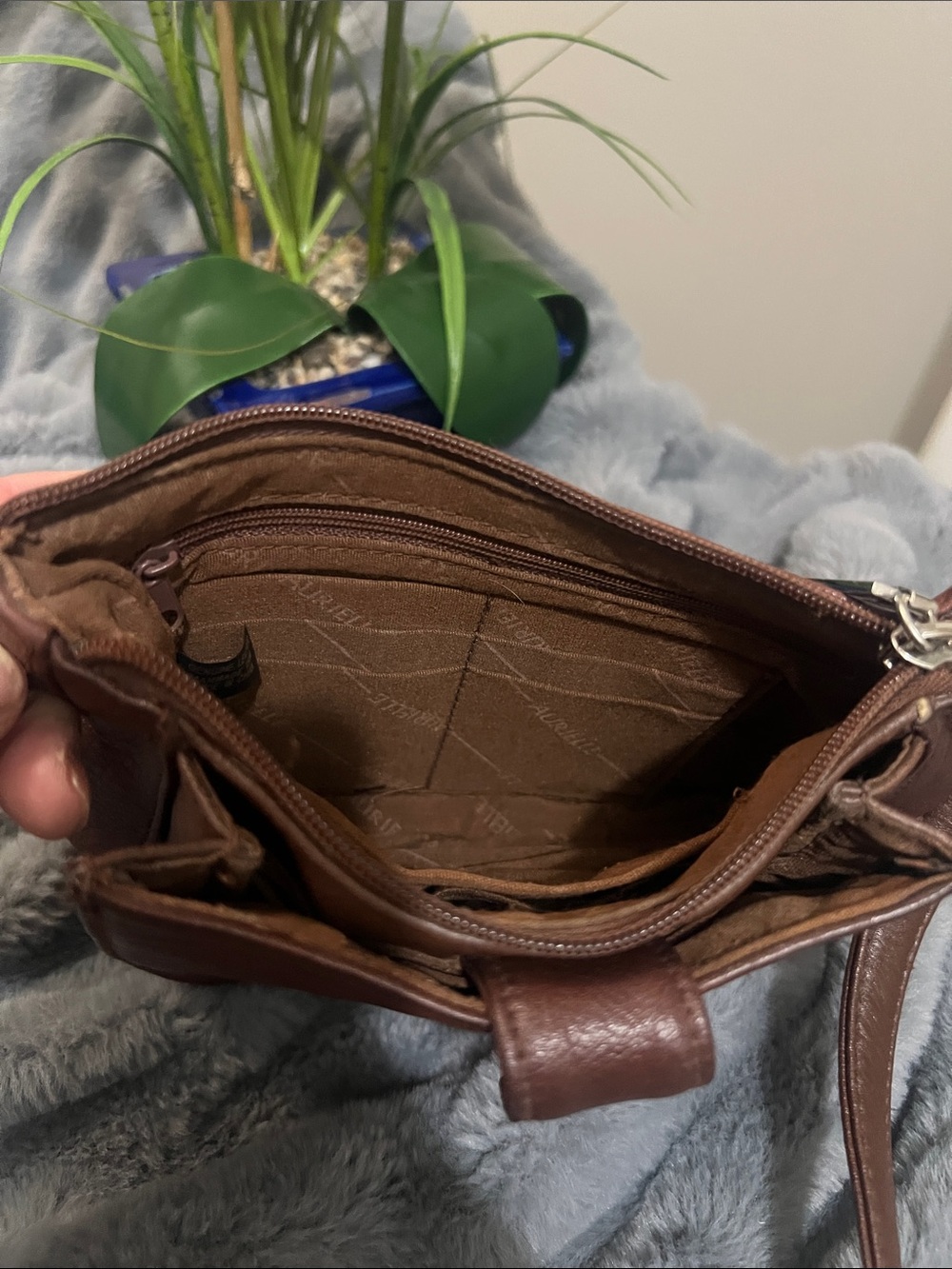 Aurielle Vintage Chocolate Brown Leather Crossbody / Shoulder Bag GUC retail $85 - Picture 5 of 6